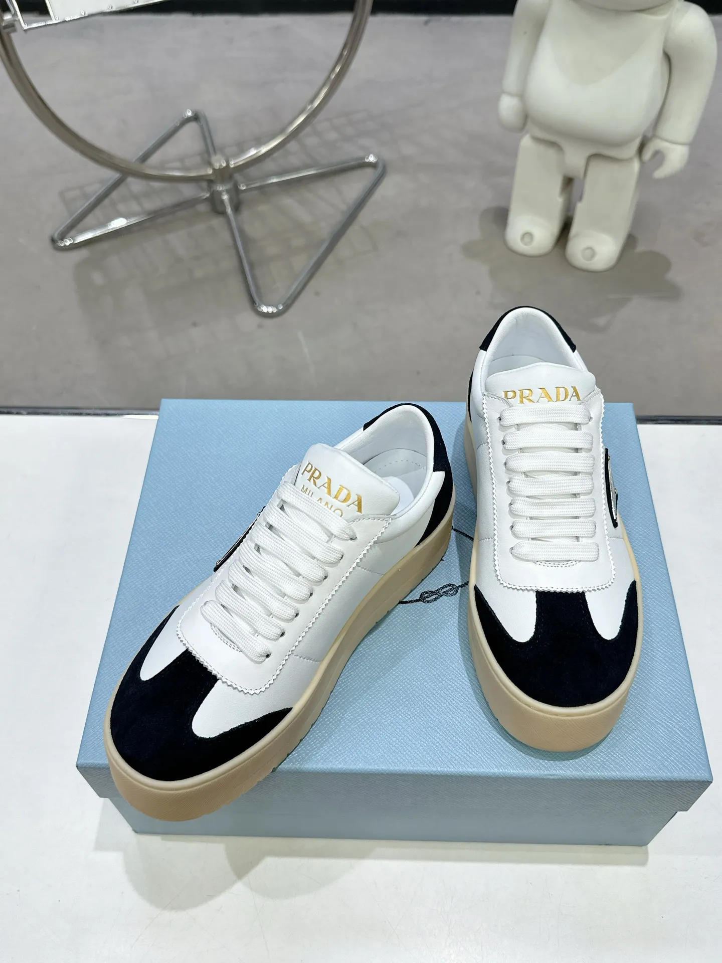👟👟Ex-factory price 600👟👟 Prada Latest Downtown Bold series Thick-soled Platform Shoes Triangle Logo Casual Sports Shoes White Shoes Original purchase, development and production Downtown Bold sneakers are inspired by the basketball shoes of the 1980s, with sporty design and exquisite details. Crafted from perforated leather, the statement platform sole provides a unique, modern style. The Prada logo is interpreted from different angles, decorated with the iconic enameled triangular metal logo, highlighting the unique classic style. Exquisite packaging at the delivery counter🛍📦 ▪️Fabric: Original custom imported first-layer cowhide ▪️Inner lining: Original imported sheepskin ▪️Outsole: Original open-molded ultra-light foam material ▪️Sole thickness: 4.5CM ▪️Size: Women's 35-40